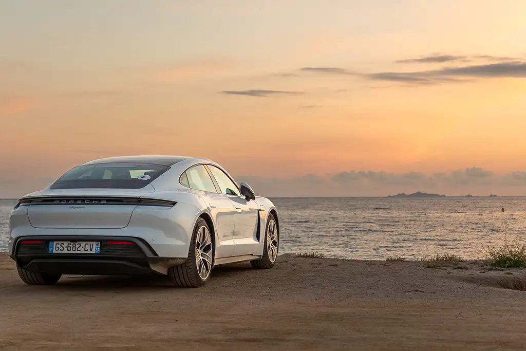 Photographie automobile Corse — Porsche Taycan shooting Ajaccio